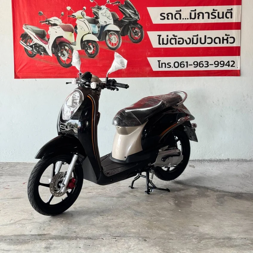 สกู๊ตเตอร์ Honda Scoopy มือสอง สีดำครีม จอดหน้าร้านธนาสินเงินไว
